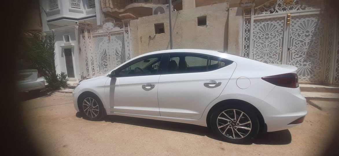 النترا ٢٠٢٠ خليجي فول مواصفات  كفاله عامة من الضربة والصبغ رقم ميسان شرط التحويل بيها طخة بالدوسة وشبر بالجنطة محرك ٢٠٠٠  السيارة ماشية ١١٥ الف جاهزة للأخير 
السعر ١٦٥  وبيها مجال
***********
