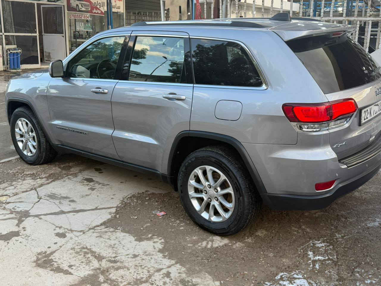 جيب شيروكي لاريدو 2021 وارد امريكي حادثها بسيط فقط تبديل جاملغ امامي والباقي كفاله من الصبغ والتبديل والبارد شواصي لغود كفاله 
فول مواصفات محرك 6
رقم شمالي تحويل وكاله حاضر 
سياره جديده او جاهزه من كلشي 
السعر 210$ ***********
