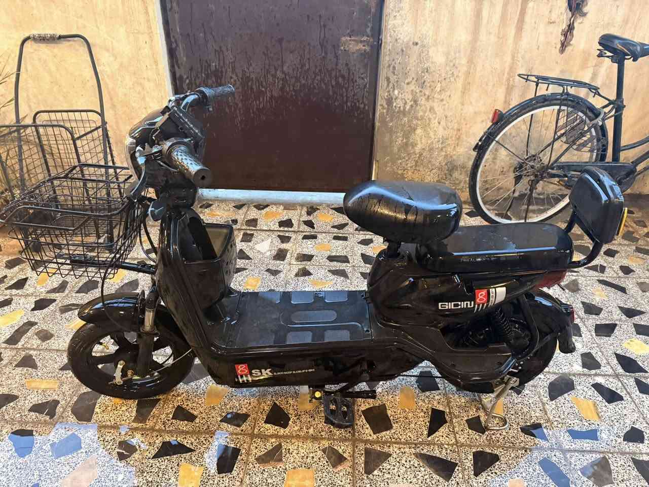 دراجه شحن للبيع نقص بس بطاريه يرادلها السعر 350وبيها مجال  ودراجه جديده كلش ستعمال اقل من شهر ونتركت علمود البطاريه الي يشتري يبدل بس بطاريه اذا شراي اتصل ***********
