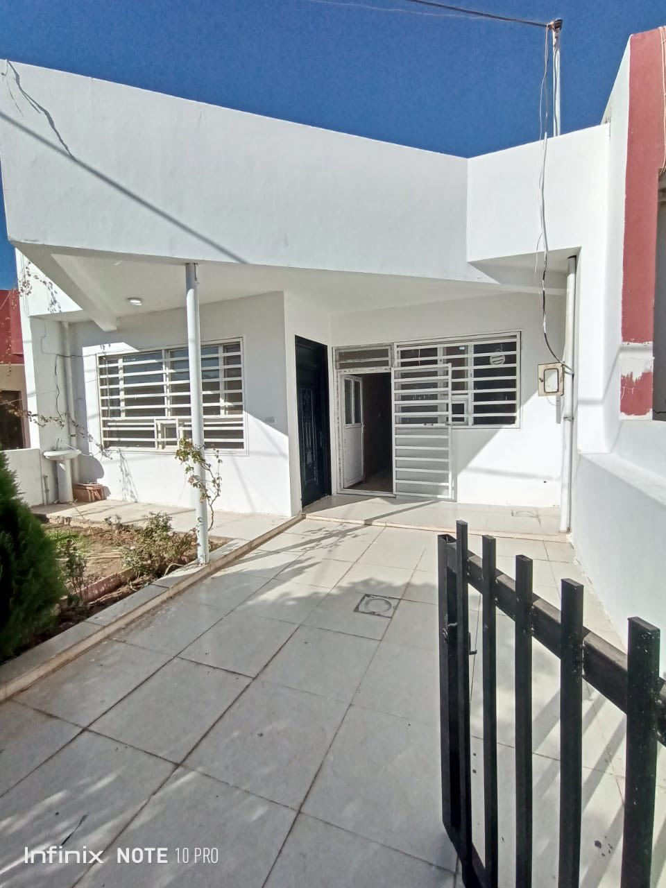 سلام عليكم بيت للبيع اربيل شقلاوة مجمع روارا مساحه 160 متر غرفتين نوم صاله و حولي  ومطبخ صحيات كراج حديقه يسجل بأسم كل من يحمل الجنسيه العراقيه خدمات كهرباء ماء موجود السعر (3) دفاتر و (95) ورقه وبي مجال 
 للإستفسار على الرقم *********** 
متواجد واتساب ملاحظه البيت بأسمي
