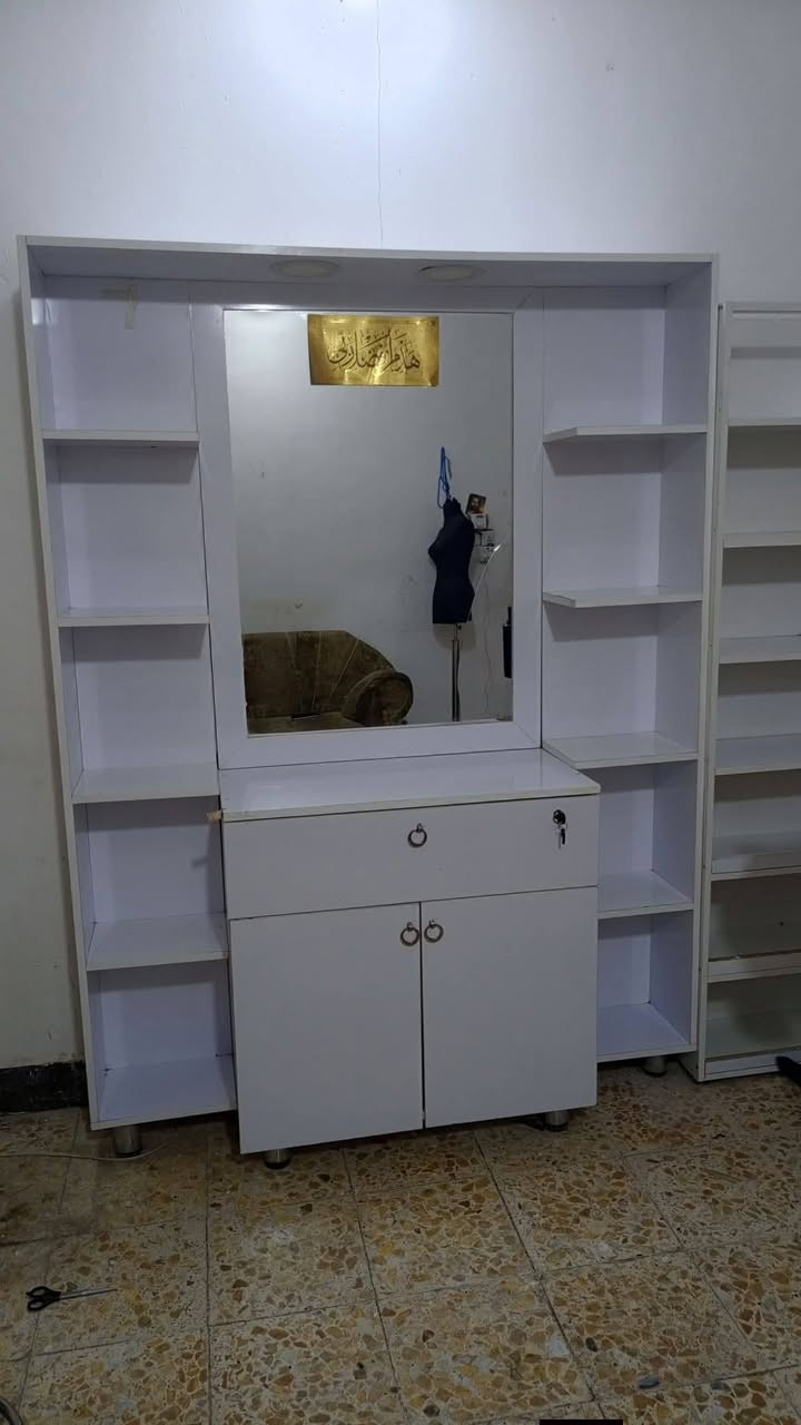 ميز مرايه مال صالونات  ارتفاعه مترين وعرضه ١٥٠تسكام بي اناره اخو الجديد شخط مابي سعره ١٨٠ اليريده يتفضل خاص


**إذا كنت صاحب هذا الإعلان وتريد حذفه لأي سبب، رجاءا أرسل رسالة إلى الدعم الفني**