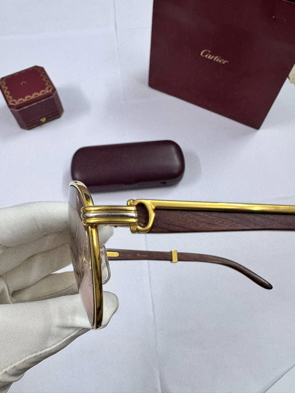 #نوادر
نظارة كارتير خشب (Première de Cartier)
النظارة الأولى في العالم 
اغلى أنواع الكارتير
تحفة فنية تجمع بين الأخشاب الطبيعية الفاخرة (مثل خشب الزبرانو أو السانتوس) واللمسات الذهبية (طلاء ذهب سميك 18 قيراط).
من دار الأزياء الفرنسية الشهيرة Cartier
قياس 54 / 17
نظافة ممتازة جداً 
التواصل خاص


**إذا كنت صاحب هذا الإعلان وتريد حذفه لأي سبب، رجاءا أرسل رسالة إلى الدعم الفني**