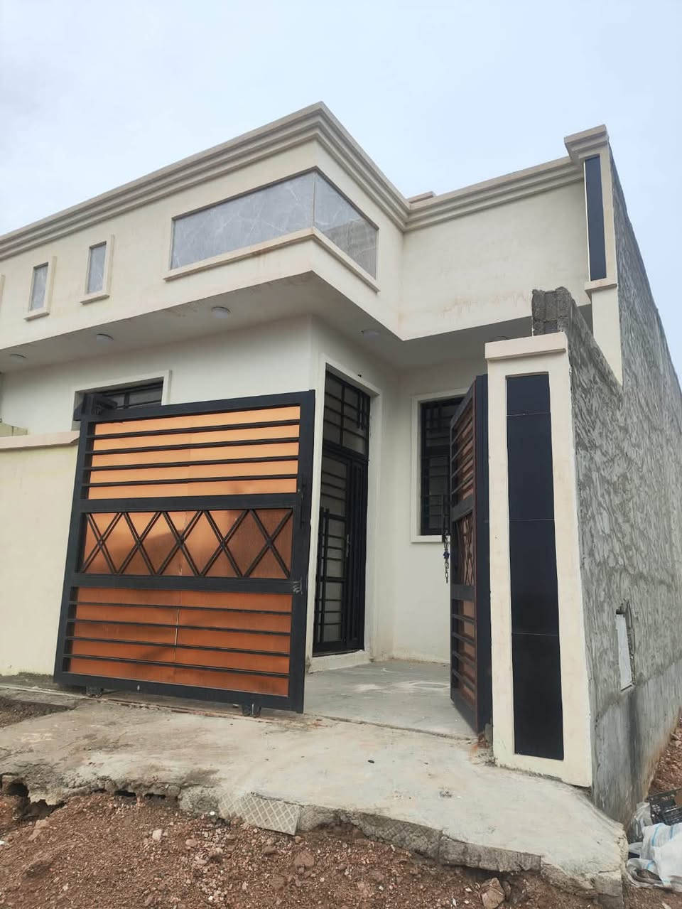 🏡 منزل للبيع بمواصفات مميزة وتصميم حديث 🏡
لعشاق السكن الهادئ والمكتمل الخدمات، نعرض لكم داراً سكنية تجمع بين الراحة والسعر المناسب:
• 📍 الموقع: خلف مجمع الرحاب السكني (منطقة متميزة وقريبة).
• 📐 المساحة: 125 متر.
• 📑 نوع العقار: طابو زراعي.
• 🛣️ الشارع: عريض (10 متر) لسهولة الحركة والخصوصية.
⚙️ تفاصيل البناء:
• تصميم داخلي ذكي: (غرفتين نوم، واحدة طابق أرضي والثانية طابق علوي لخصوصية أكثر).
• الاستقبال: صالة استقبال واسعة ومنعزلة.
• الفضاء: صالة داخلية مريحة.
• الإنهاءات: فول سيراميك (أرضية) بتنفيذ درجة أولى.
💰 السعر: 45 مليون دينار (وقابل للتفاوض للجادين).
📞 للاستفسار أو المعاينة:
[***********]
(*********** 
(شركة ظافر للعقارات )

أهلاً وسهلاً بكم في أي وقت.
