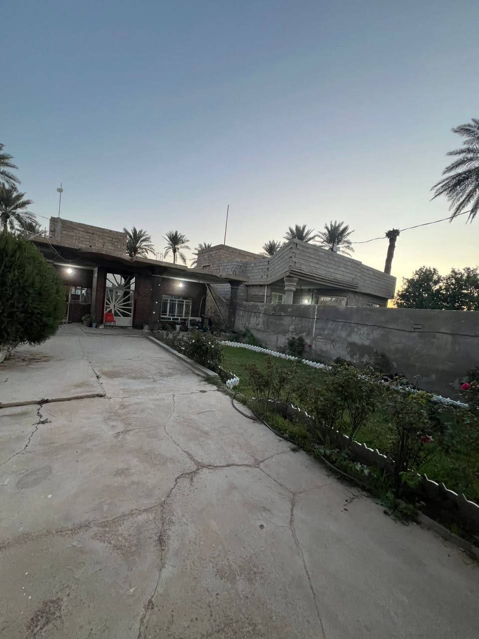 بسم الله الرحمن الرحيم  / دار للبيع  ديالى بعقوبه قريه  الحديد دربونه العبيد 
مساحه 575 متر  طابو زراعي  سند 25 يحتوي على غرفتين نوم  استقبال  صاله ومطبخ صحيات داخليه وخارجيه سعر على  الخاص رقم الهاتف ***********
