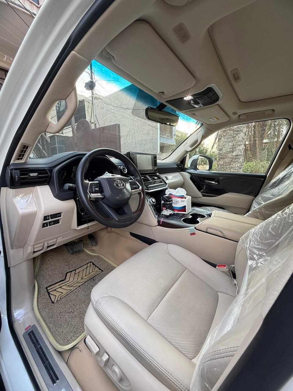 السلام عليكم
سياره للبيع فقط 
النوع :لاندكروز GXR 
لون :أبيض لؤلؤي
الموديل:٢٠٢٥
تويوتا العراق | ساز بضمان الشركة 
ماشيه:5200
المواصفات:
معروفه مواصفات GXR
المحرك:6 سلندر 4000
تنفس طبيعي في حالة الزيرو
ناقل الحركه:١٠ سرعات اتوماتيك
خزان الوقود:110
بصمه٢ 
مقاعد جلد 
تدفه + تبريد 
شاشات عرض متقدمه ٣ شاشات
انضمه سلامه مساعده
تشغيل عن بعد 
شاحن لاسلكي امامي
اضاءة ترحيب اسل عند فتح الأبواب 
الباب الخلفي كهرباء| صندوق 
رادار - مثبت سرعة
حساسات امامي خلفي 
مغلفه السياره ppf امريكي الاصل 10سنوات ضمان
الجامه الامايه عليها درع للحمايه 
الداخل مغلف ارضيات جلد تايوان
كفاله عامه السياره 
السياره رقم بغداد : 
رقم مميز 6️⃣0️⃣7️⃣0️⃣9️⃣
السعر :- 75500
العنوان :بغداد - حي الخضراء 
للاتصال : ***********
