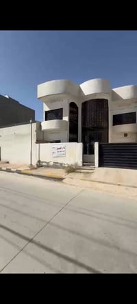 دار للبيع • ١٠٠م • مقابل حديقة