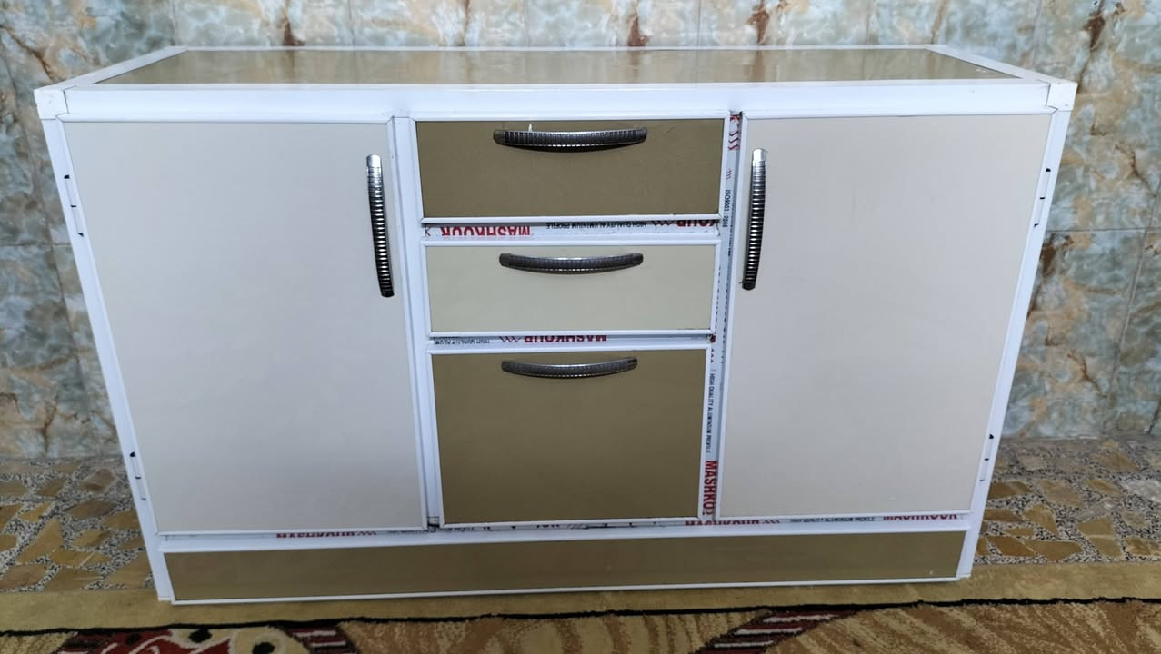 كاونتر قطعتين كل قطعه متر ونص مستخدم نضيف تفصال الألمنيوم مو سوكي لا يوجد اضرر عنوان  شعب اكو توصيل *********** بي وتساب
