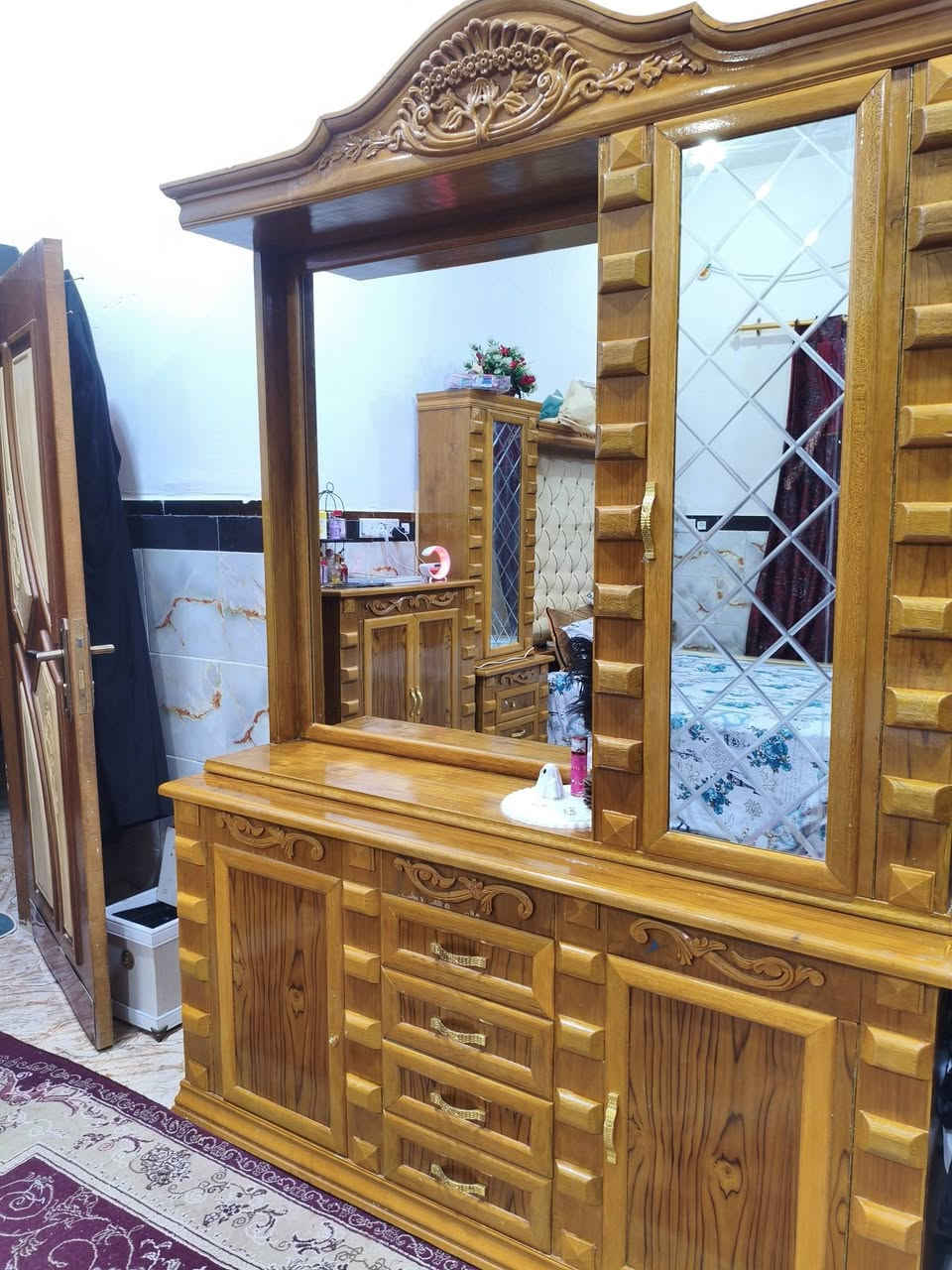 السلام عليكم غرفة للبيع جديدة صار سنة مشتريها كل شيء مابيها شراي يدخل خاص سعرها مليونين ونص وبيها مجال العنوان بصرة شط العرب رقم الهاتف***********
