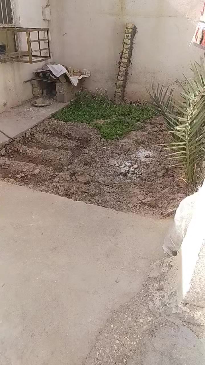 بيت شارع النفط مقابل مكتبه الألماس بشارع تجهيزات المصطفى ثاني فرع البيت مساحه 200 متر غرفتين وصاله ومطبخ واستقبال حوش كبير وحديقه وترك جبير البيت بناء بلوك سكف شلمان ومصبوب صبه خفيفه ومزفت والصحيات صب مسلح، ارضيه صب البيت بيه خدمات  مجاري وماي اسأله البيت قريب من السوك كل شي متوفر وقريب  وقريب من الشارع العام
السعر 17 وبيه مجال بسيط ***********
