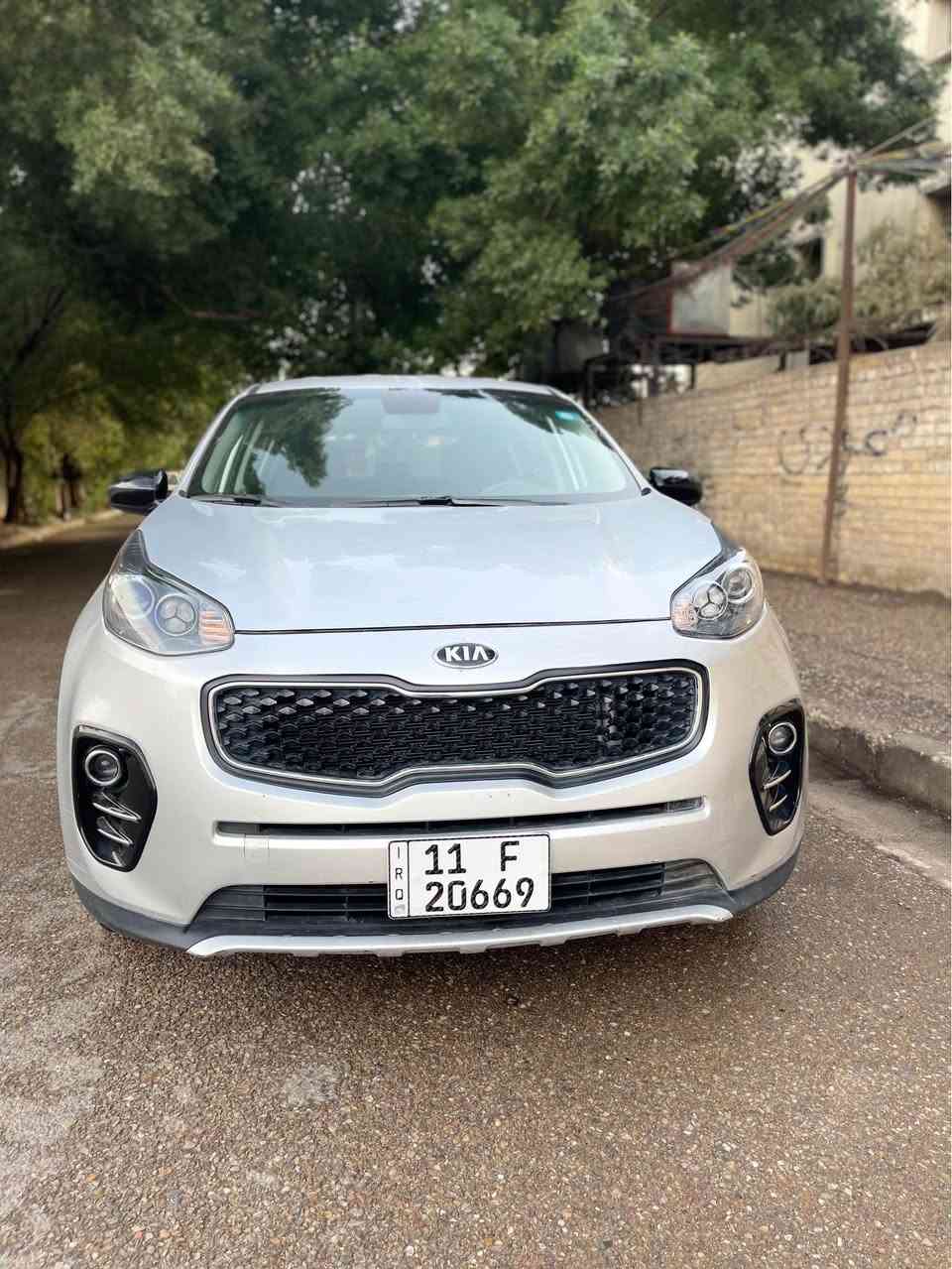 السلام عليكم 
النوع :-  كيا سورتج 
اللون :- رصاصي سلفر 
الموديل :- 2019
الرقم :- بغداد الدولي الجديد 
المسافه المقطوعه :- 62 
نوع الدخول :- وارد امريكي 

الحادث :- حادث فقط خشم البنيد معدل بااارد 
  وهنا بغداد صار بيها طخه بسيطه  ب الجاملغ وانصبغ 

مواصفاتها :- 
شاشه كبيره 
كاميرا دواره 
فور ويل 4*4 
ويل كب كبير 
ثلاثه انظمه قياده 
اوتو هولد 
كروس سرعه 
تحكم ستيرن 
وباقي المواصفات الاعتياديه المعروفه 

السعر :- 160 ورقه وبيها مجال بسيط 

للاستفسار :- مكان السياره بغداد الصليخ *********** بغداد, العراق
