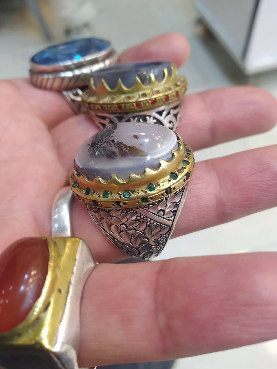 خواتم ثقيله صياغات يدويه احجار طبيعيه كلمن وسعره 
للمهتم خاص يوجد توصيل


**إذا كنت صاحب هذا الإعلان وتريد حذفه لأي سبب، رجاءا أرسل رسالة إلى الدعم الفني**