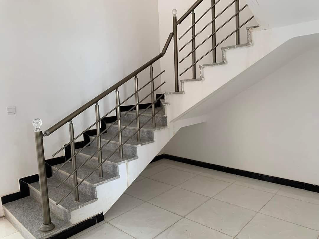 ‏بيت جديد للإيجار في مجمع الأميرات 2￼
‏يحتوي على طابقين الطابق الأول غرفة واستقبال وصالة ومطبخ وحمام ومنزع
‏الطابق الثاني يحتوي على غرفتين وحمام 
‏يحتوي على حديقة كبيرتين 
‏مساحة البيت 250 
‏بلا استفسار الاتصال على الرقم *********** ￼￼￼
