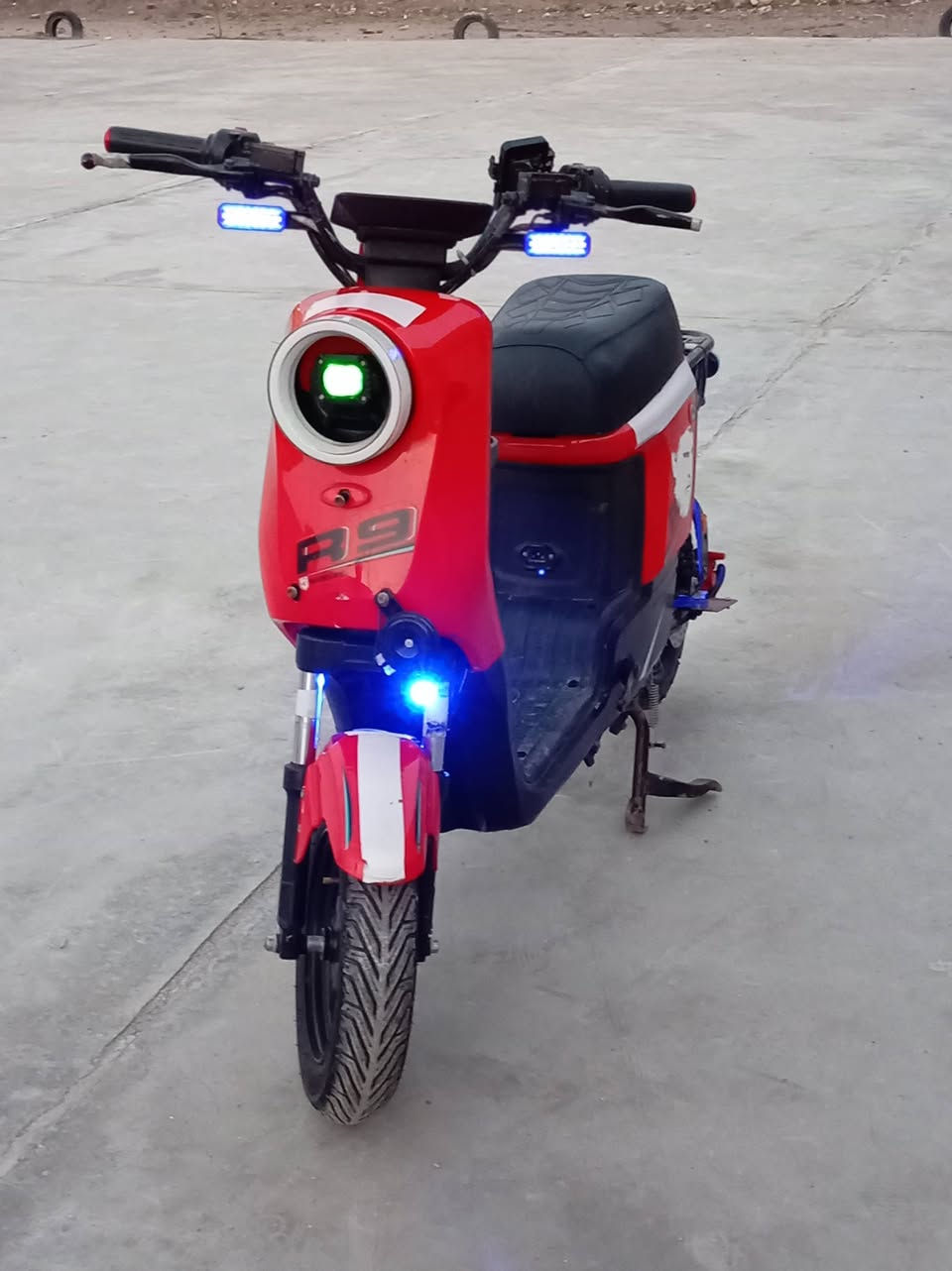 السلام وعليكم دراجه R9 موديل 2024 كفاله عمامه جديده الدراجه صار سبوعين من اشتريتها مكانه بصره الاصمعي القديم قريب جسر التربيه السعر 400وبي للعلم بطاريات 32مامبدلات  مجال للطيبين *********** متواجد واتساب وشريحه
