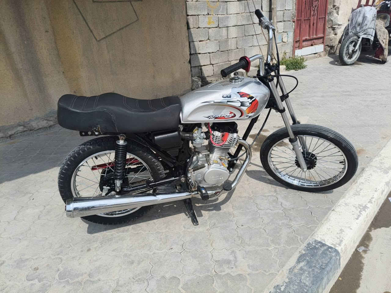 السلام عليكم دراجة للبيع الدراجة معمرة من شهر الثاني ما مفتوحة كفالة عامة دراجة كلك عنواني بصرة الزبير المربد الجديد السعر 650 بيهة مجال الشراي يراسلني خاص رقم المبايل : ***********
