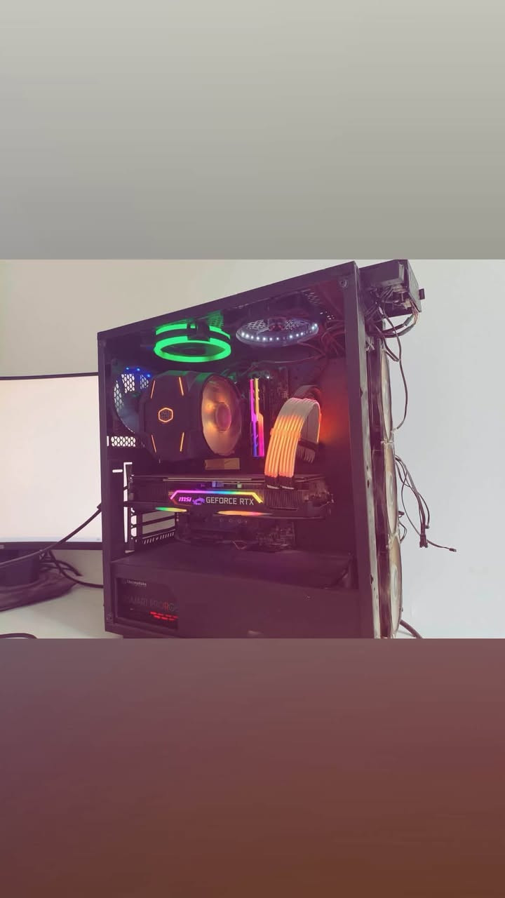 السلام عليكم، PC Gaming Setup للبيع
Specifications:

* CPU: Intel Core i7-9700K
* GPU: RTX 2080 Super
* RAM: 16GB
* Storage:
    * 2× 500GB SSD
    * 1× 256GB M.2 SSD
* Motherboard: Gigabyte Z390 Gaming Pro
* CPU Cooler: Dual Fan Air Cooler
* Power Supply: 850W
* RGB Cable for GPU

Included:

* ASUS 27” 2K Monitor – 165Hz
* Type-C Keyboard

* جميع القطع تعمل بكفاءة عالية وعلى الفحص 

مكاني بغداد الحرية


**إذا كنت صاحب هذا الإعلان وتريد حذفه لأي سبب، رجاءا أرسل رسالة إلى الدعم الفني**