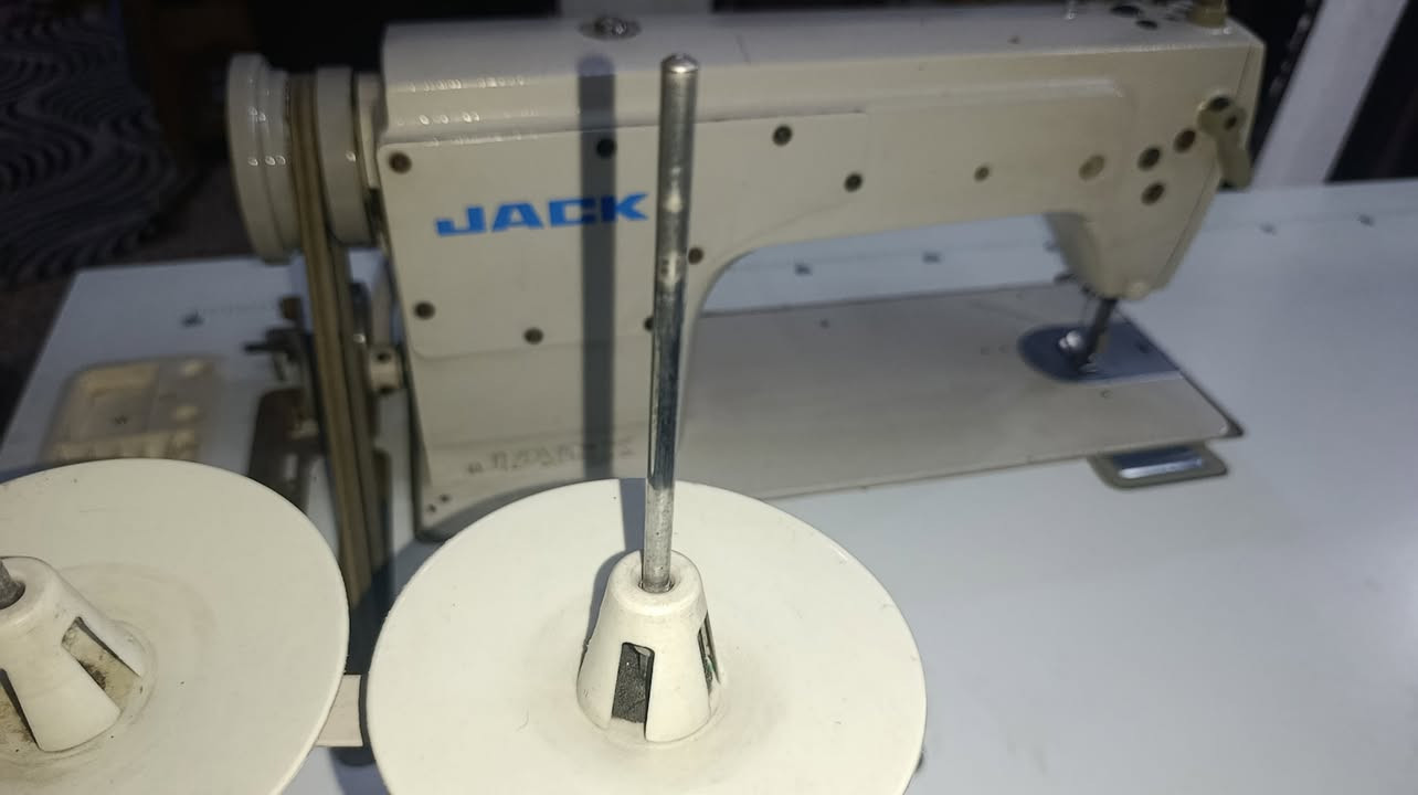 السلام عليكم
مكينة خياطة جاك 
نظيفة جدا 
مداخلة تصليح ابد 
ماطور اقتصادي ربع امبير فقط 
بالخياطة ماشاء الله فول الفول 
السعر 350 وبيها مجال بسيط 
مكاني بغداد الدورة الميكانيك 
0773 252 6825
