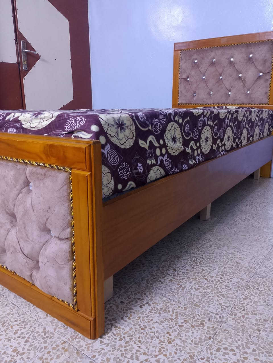 للبيع تخت اخو الجديد شرط مع دوشك ضغد عالي فصال حديث خشب عراقي صاج شغل توصي ثقيل شرط نظافه خير من الله
الطول 210 العرض 90 العنوان جانب الايمن يرموك الثانية 
السعر 125 الف وبي مجال للطيبين شراي اتصل ***********  ***********
للبيع تخت اخو الجديد شرط مع دوشك ضغد عالي فصال حديث خشب عراقي صاج شغل توصي ثقيل شرط نظافه خير من الله
