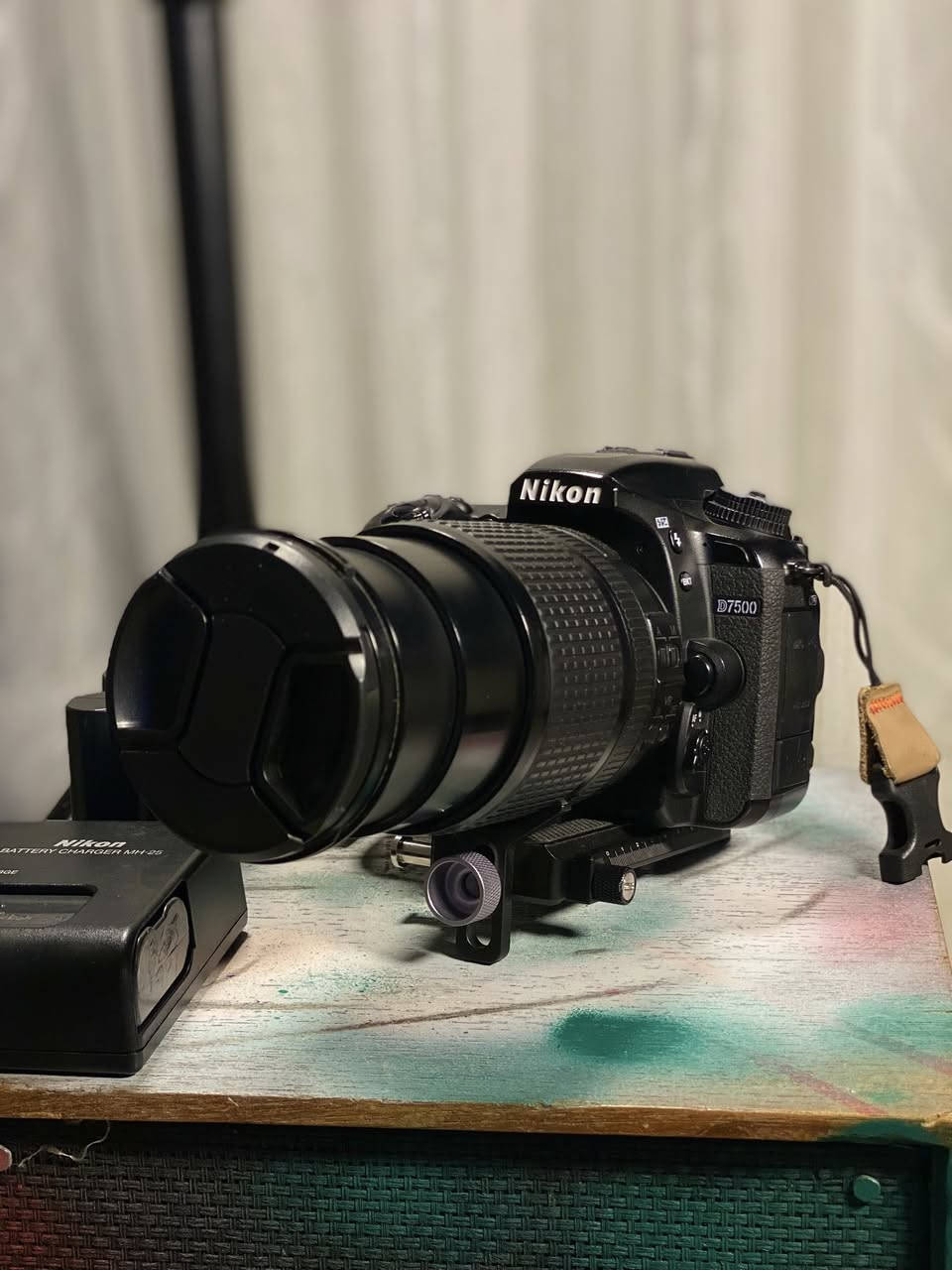 كامرن نيكون 7500D 
كرب فريم 
نضافه 99‎%‎
زوم 18/140
مانع اهتزاز 
تصوير فوتغرافي 
فديو 4K
بطاريات البلادية 14w
والي مشتريهن 3 الوحده 16w 
الكامره كسر كارتون مستخدمه شي قلي قليل للاتصال واتساب محمول ***********…
