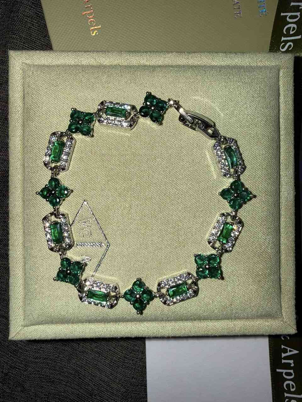 ✨ للبيع سوار أنيق بتصميم فاخر NAN CLEEF ✨
سوار مميز بتصميم مميز ، يمنح إطلالة ناعمة وفخمة تناسب جميع المناسبات. بحالة ممتازة ويأتي مع العلبة والتغليف الظاهر في الصور.

💎 تصميم أنثوي جذاب

💎 مناسب للهدايا والمناسبات الخاص


**إذا كنت صاحب هذا الإعلان وتريد حذفه لأي سبب، رجاءا أرسل رسالة إلى الدعم الفني**