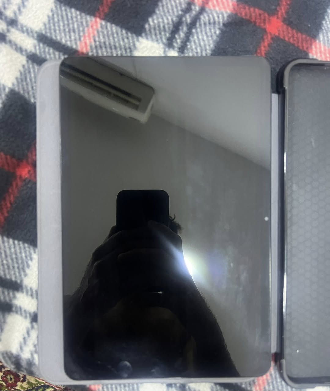 السلام عليكم
شاومي باد ٦ 
ذاكره ٢٥٦ 
نظيف كلش استعمال قليل 
بي طخه صغيره مبينه بالصوره 
ويا كارتونه وكفر وشاحنه اصليه 
السعر ٣٠٠ الف بي مجال قليل 
مكاني الاعظميه سبع ابكار 
متواجد واتساب ***********
