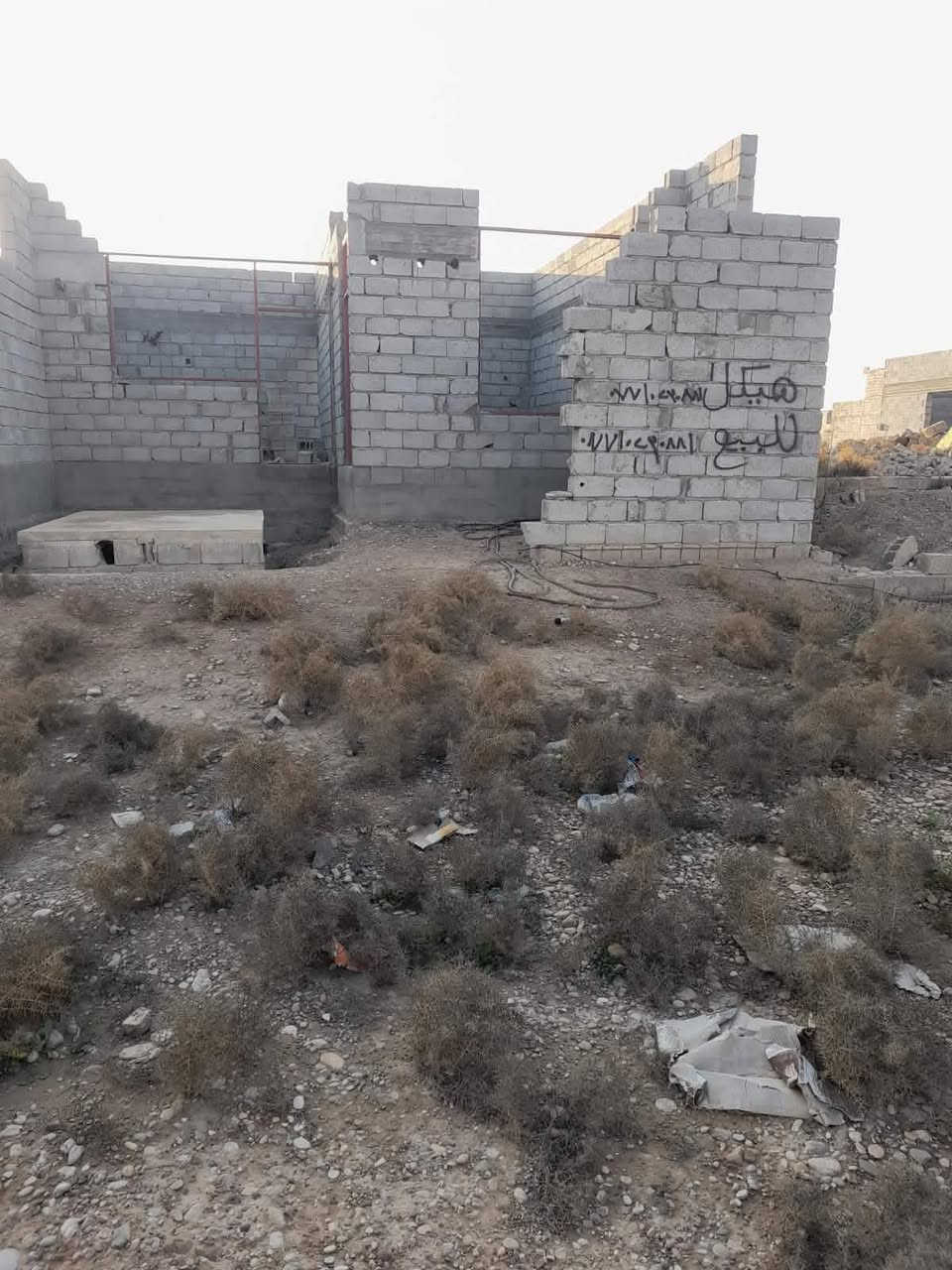 السلام عليكم 
هيكل للبيع مساحه 300 الارض 
مساحة البناء190
يوجد داخل البيت بئر ماء و اعمده الكهرباء امام البيت الموقع شاقراق بين النهرين على كتف البزل النظيف 
للاستفسار اكثر 
***********
