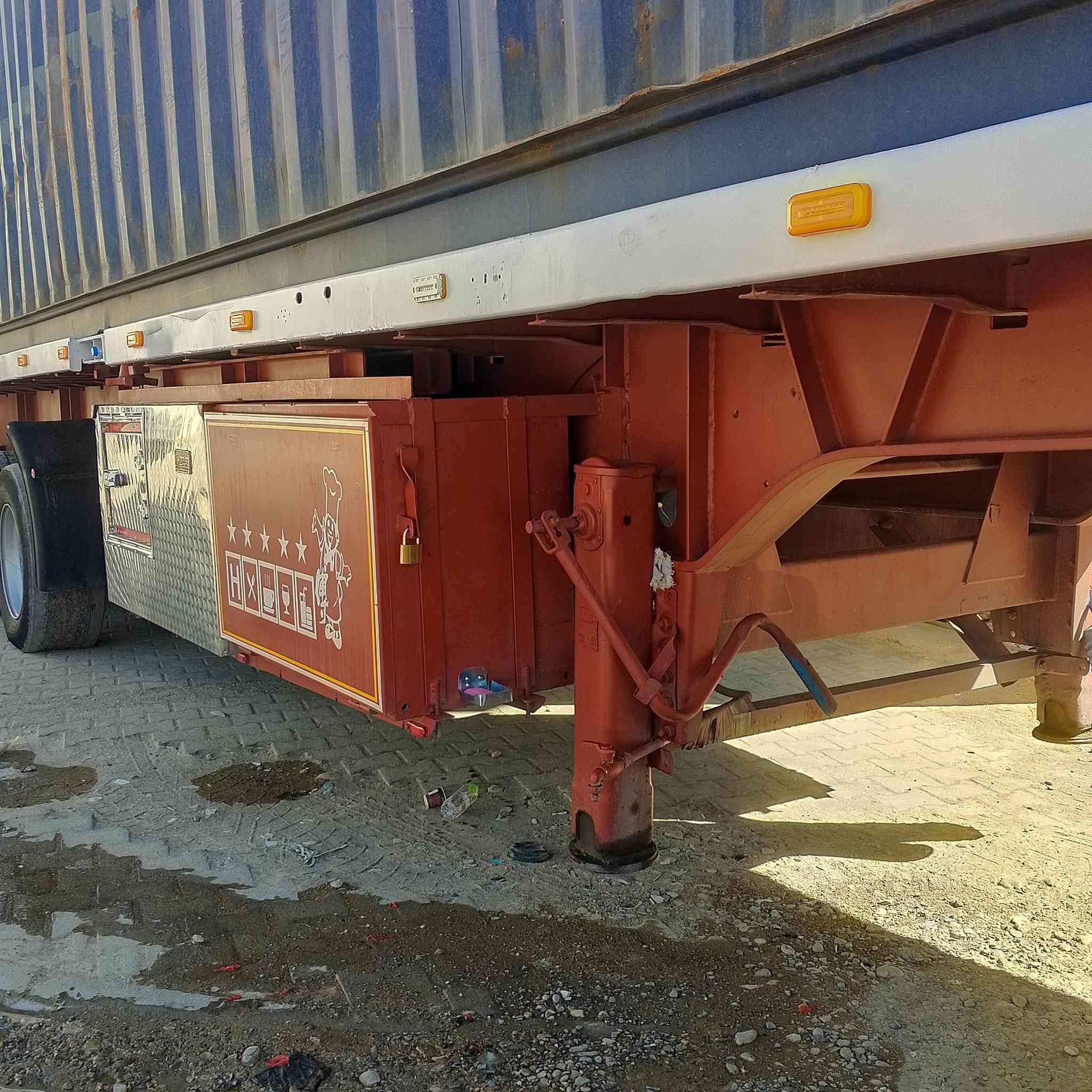 عربانه للبيع 
الطول 12ونص تخم بريك تخم كهربائبايات عربانه جاهزه مطبخ وثلاجه وصناديك تانكي مي عربانه عايزه زوج لان تايراته زوج نص عمر 
الشراي 65 وييها مجال للطيبين 
*********** عنوان بغداد
