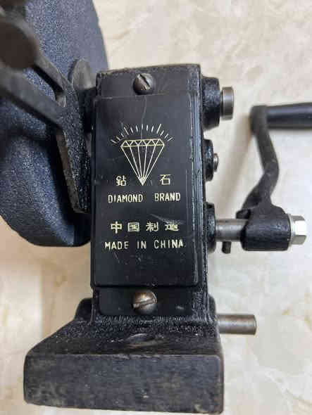 للبيع 
كوسرة يدوية نوع صيني دايموند 💎 قديم نظيفة جدا جدا 
السعر 35 ألف 
***********
