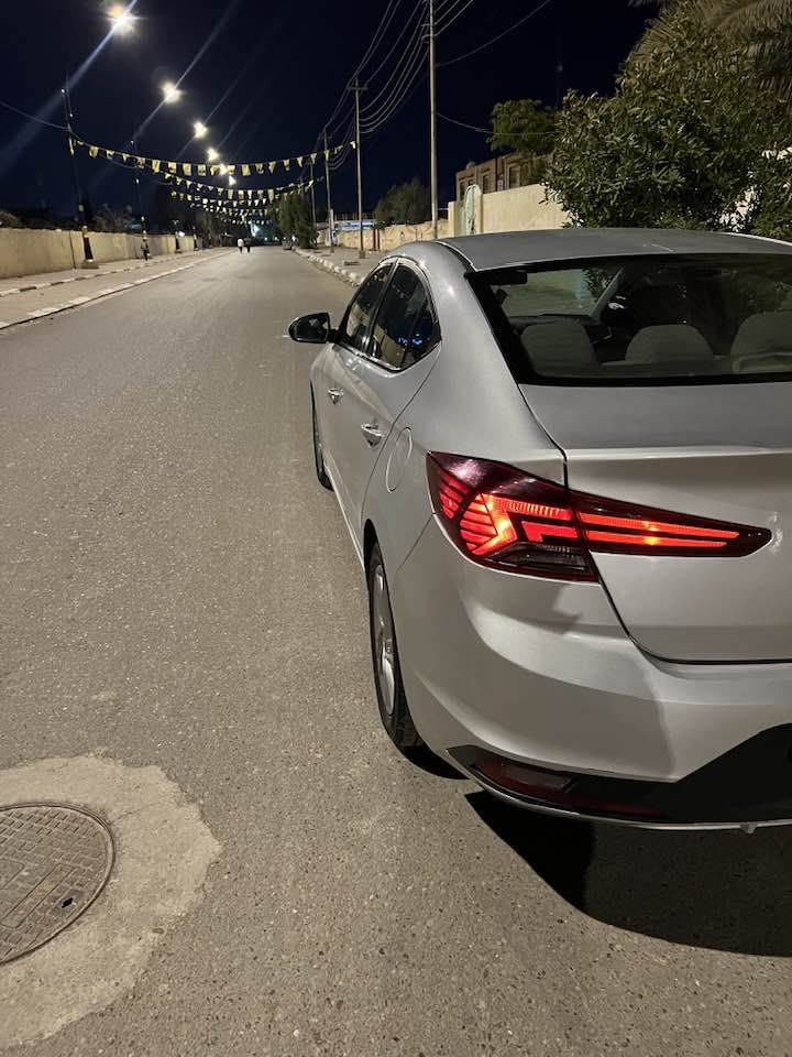 سلام عليكم 
انتره موديل ١٩ 
رقم بغداد دولي تحويل مباشر 
كير ايتي سياره جديده 
مكينه كير حداديه 
تخم تاير سياره جاهزه 
مكان السياره كربلاء الحسينيه 
حادث قبق جنطه فقط صبغ بدون دواخل 
سعر ١٣٨ بيهه مجال 
***********
