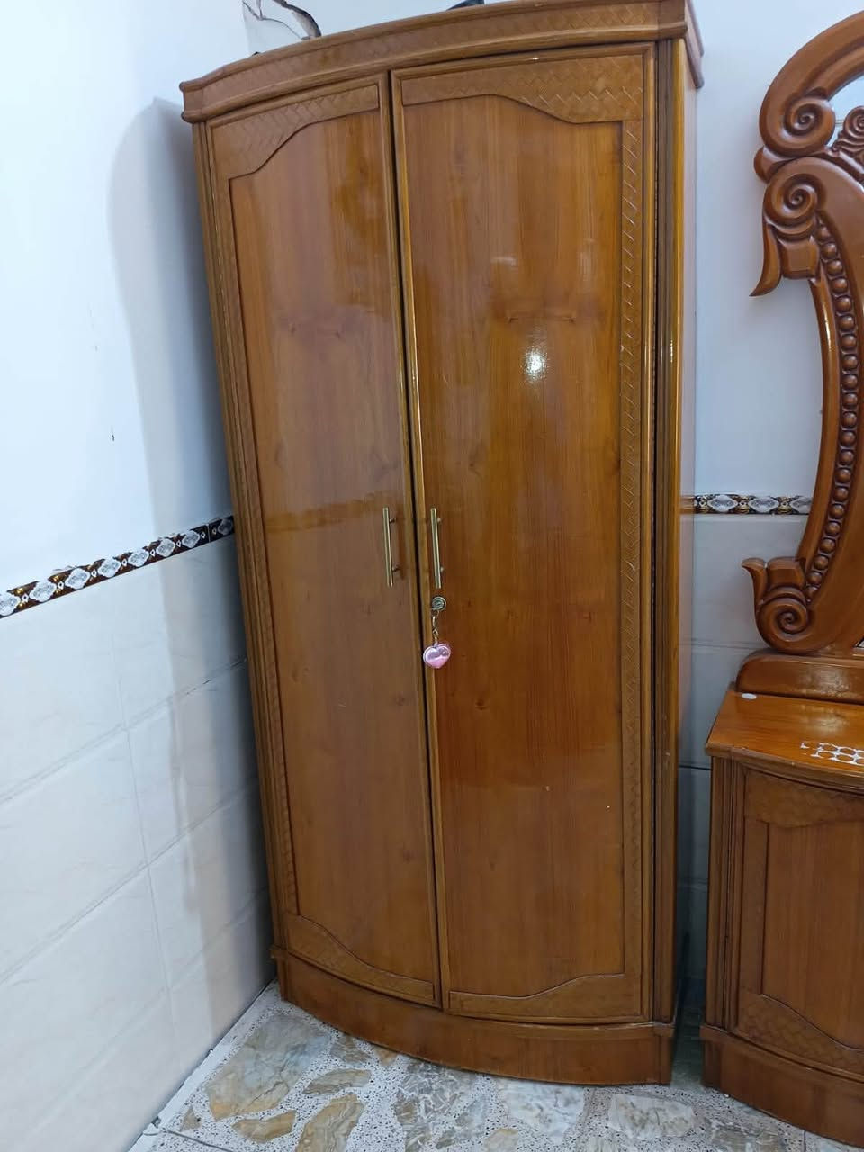 سلام عليكم غرفه اخشاب لبيع غرفه صاج العنوان بغداد الشعله 
 رقم الهاتف ***********
السعر مليون قفل

