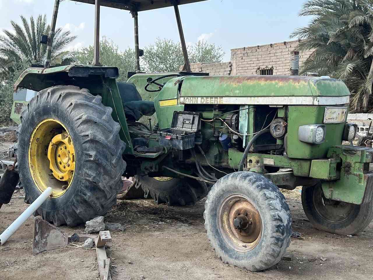 جوندير موديل ٨٢ بدون المكينه كير واكسل شرط بس المحرك بي بخار بدون تنقيص المكينه حلوه بس المحرك رفع شغال باور شغال مكان نجف ناحية القادسيه للاتصال الرقم ***********
