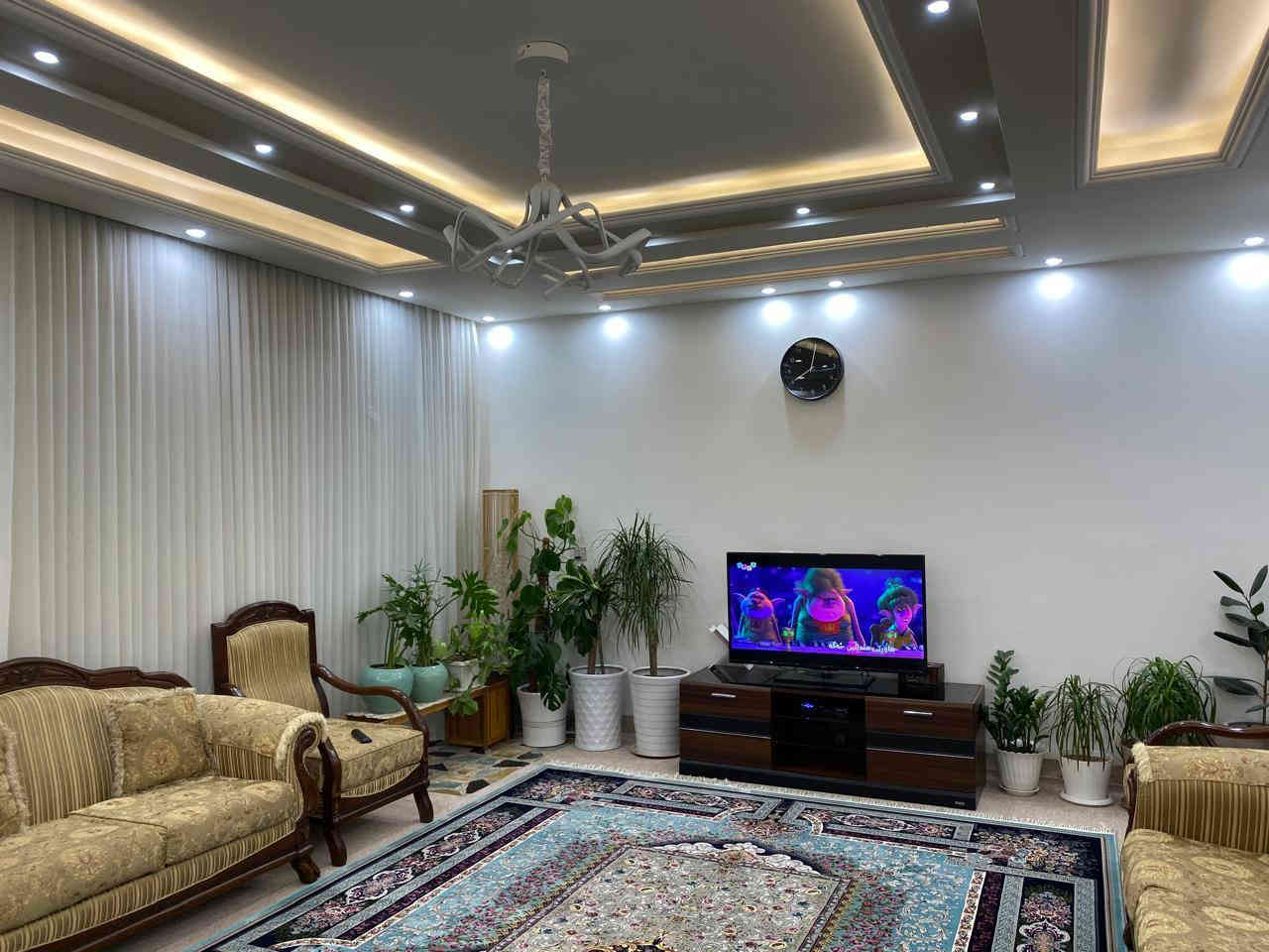 سڵاوی خوای گەورەتان لێبێت هاوڕێیــــان
ئەم خانوە جوانە لە وێنەی ڤێلاو کۆشکێك
ئەکەوێتە پشتی پـەیمـانگــای کـۆمپیته ری
کـــــــەلارو پشتی مەحکەمەی کــــــــــەلار 
بۆفرۆشتن ڕووبەری 230 مـەتـرە تابڵێــیت
جوانە نهۆمی ئەرزی پێكهاتوە لە مـیـــــوان
متبەخ هۆڵێکی گەورە 2ژووری نوسـتــــــن
مشتەمەلات نهۆمی دووەم پێکهاتــــوە لـــە
لە 3 ژووری نوستن متبەخ مشــتـەمـــەلات
ناوماڵە 6 سبلێت کەوانتەر مــــوبــەریدەی
دەکت پەردە  بـۆزانیاری تـەواو لە ســەری
پــەیــوەنـدیمان پێوەبکەن تکایە هـوڕێیـان
فۆڵۆو لایکی پەیجەکەمان بکەن 
🍀***********🍀
