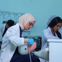 تعاني من مشاكل باسنانك؟! جامعة الفراهيدي لكتلك الحل وبشكل مجاني ✅ عن ط...