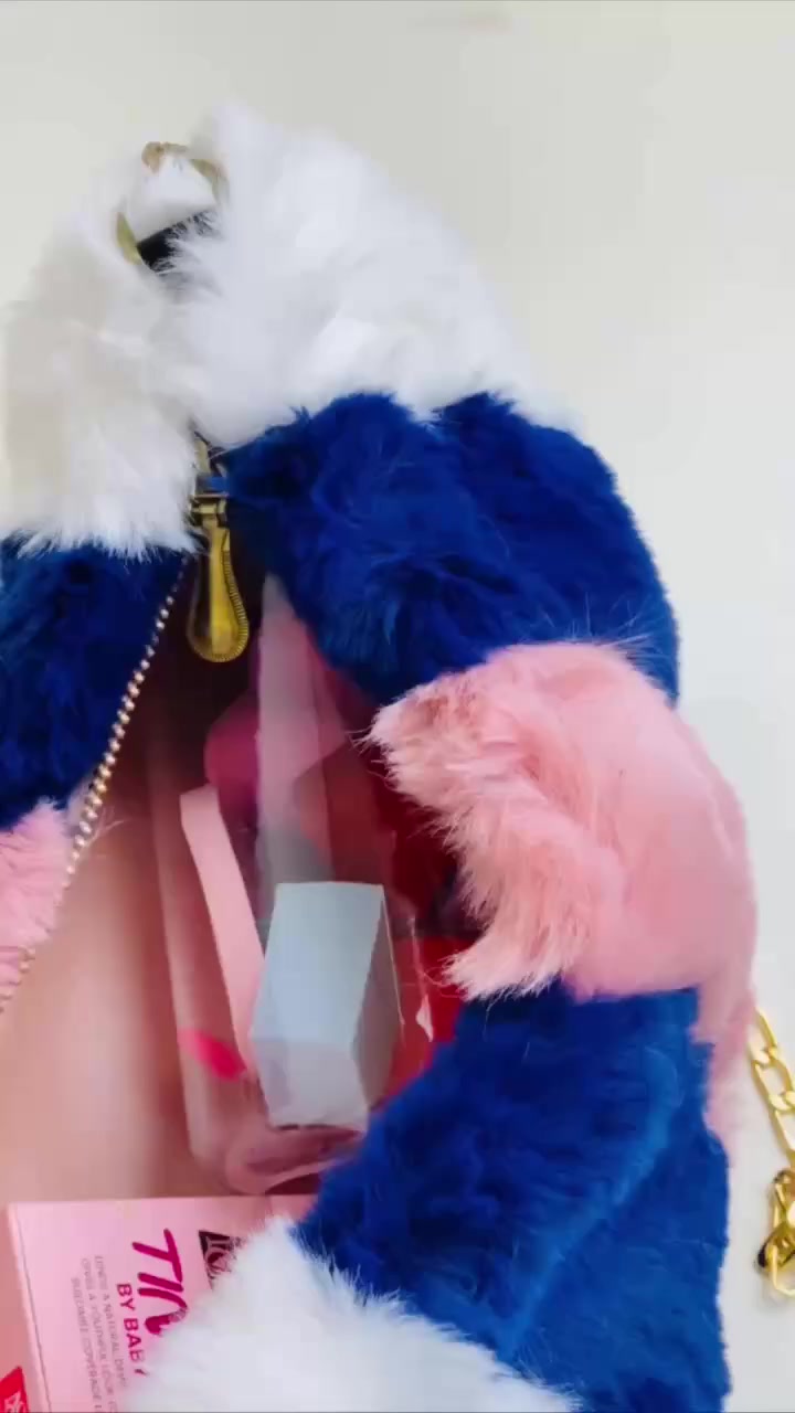 👛ترند الموسم👛
🎁حقيبة يد صغيرة من القماش الفرو 💸، مع سحاب ذهبي👛 وشريط يد أسود. 
 🔔مصنوعة من قماش خفيف الوزن ومتين

دزاين جديد لموسم 🎶2026
تركي درجة اولى 🇹🇷💯
كوالتي عالي جدا 👍♥️

🎁متوفرة ب 9 الوان 🎁

السعر 8 الاف 

🚘يوجد خدمة توصيل لجميع محافظات العراق ٤ الاف🚘


**إذا كنت صاحب هذا الإعلان وتريد حذفه لأي سبب، رجاءا أرسل رسالة إلى الدعم الفني**