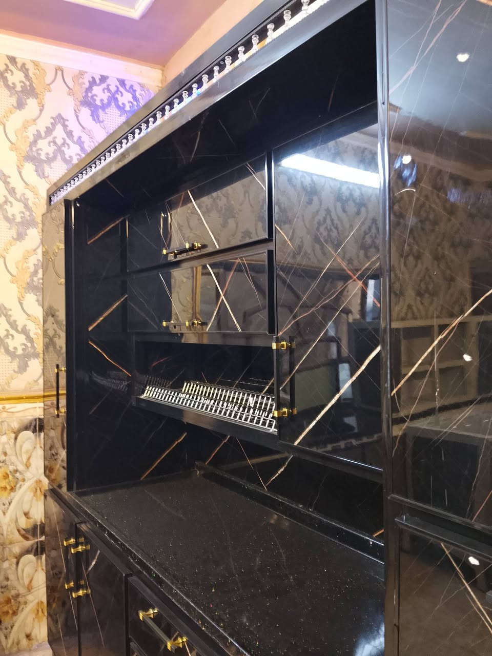 كاونتر جديد للبيع جغل اصلي
قياسة مترتين ويا سنك متر ونص كلة مرمر 
مكاني بغداد مدينة الصدر 
الرقم للتواصل (***********)
