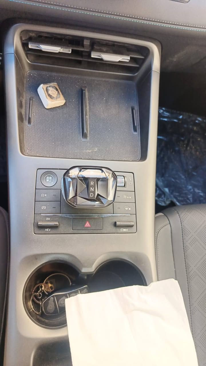 السلام عليكم جن بلاص للبيع موديل ٢٠٢٥ ماشيه ١٠٤٧ كيلو بيها دحكه موضحه بالصوره ب١٢٠ ***********
