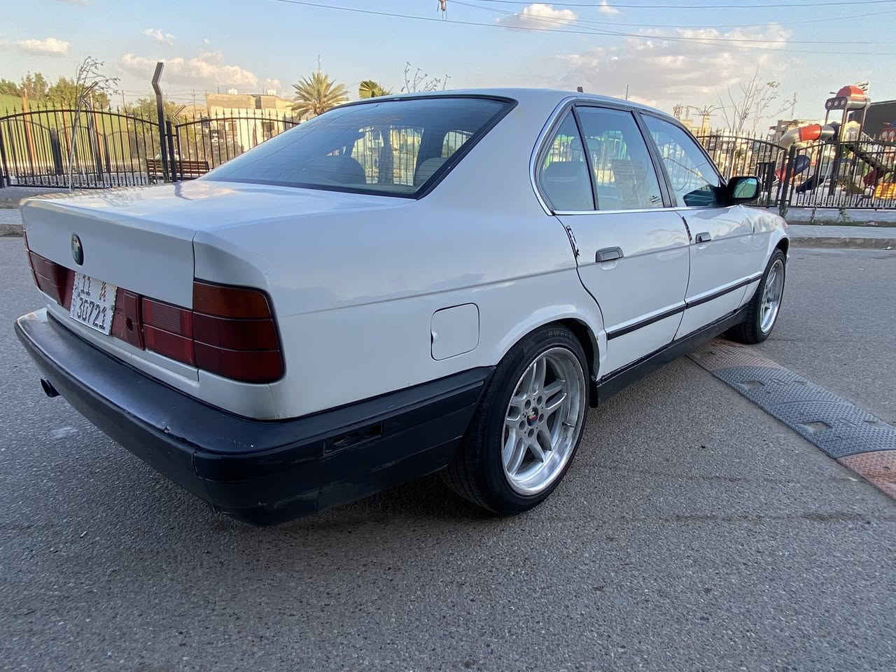 للبيع فقط 520 مفتوح كير اوتو
موديل1990
صدر امامي خلفي جديد
ويل ام وتخم تاير جديد 
السياره بدون حادث ولا خياس 
4 جام كهرباء 
كهربائيات ع البلاد بعدهن 
رقم بغداد سنويه جديده وهزه جديده بسمي 
تحويل مباشر مكاني بغداد السيديه 
السعر 43 وبيها مجال 
***********
