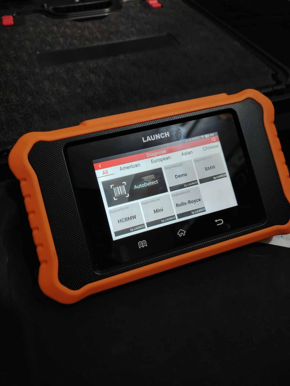 امتلك "عقل" سيارتك BMW مع أقوى جهاز فحص وبرمجة لعام 2025! 🏎️💨
هل سئمت من زيارة الورش في كل مرة يظهر فيها ضوء التحذير؟ إليك Launch Elite 2.0 (نسخة 2025)، الجهاز الذي يمنحك سيطرة كاملة واحترافية على سيارة BMW الخاصة بك، تماماً كما في مراكز الخدمة المعتمدة.
لماذا يعتبر هذا الجهاز "البيعة" الأقوى لك؟
فحص شامل وعميق (Full System): لا يكتفي بالأعطال السطحية، بل يدخل في عمق جميع أنظمة السيارة (المحرك، القير، الفرامل، الوسائد الهوائية).
برمجة وتكويد الـ ECU: يمكنك الآن القيام بعملية ECU Coding وتعديل خصائص السيارة التي كانت تتطلب خبيراً.
اختبارات الأداء الحية (Active Test): اختبر كل قطعة في سيارتك بشكل منفصل للتأكد من سلامتها قبل تغييرها.
تحديث مجاني للأبد (Free Lifetime Update): استثمر مرة واحدة واحصل على أحدث التحديثات لسيارات BMW مجاناً مدى الحياة.
خدمات الصيانة الشاملة (All Service): يتضمن كل ما تحتاجه من تصفير عداد الزيت، معايرة الفرامل، برمجة البطارية، وغيرها الكثير.
لمن هذا الجهاز؟
✅ لأصحاب سيارات BMW: وفر آلاف الريالات/الدنانير واكتشف أعطال سيارتك بنفسك.
✅ لأصحاب الورش: ارفع من مستوى خدماتك وقدم فحصاً دقيقاً وسريعاً لعملائك بأحدث تقنيات 2025.
💰 العرض الخاص: احصل على نسخة 2025 الأصلية الآن بـ [125,000] واستمتع بدعم فني وتحديثات مجانية!
📍 متوفر للتسليم الفوري | الكمية محدودة جداً!
📞 للطلب أو الاستفسار، تواصل معنا عبر الخاص أو واتساب: [***********]
