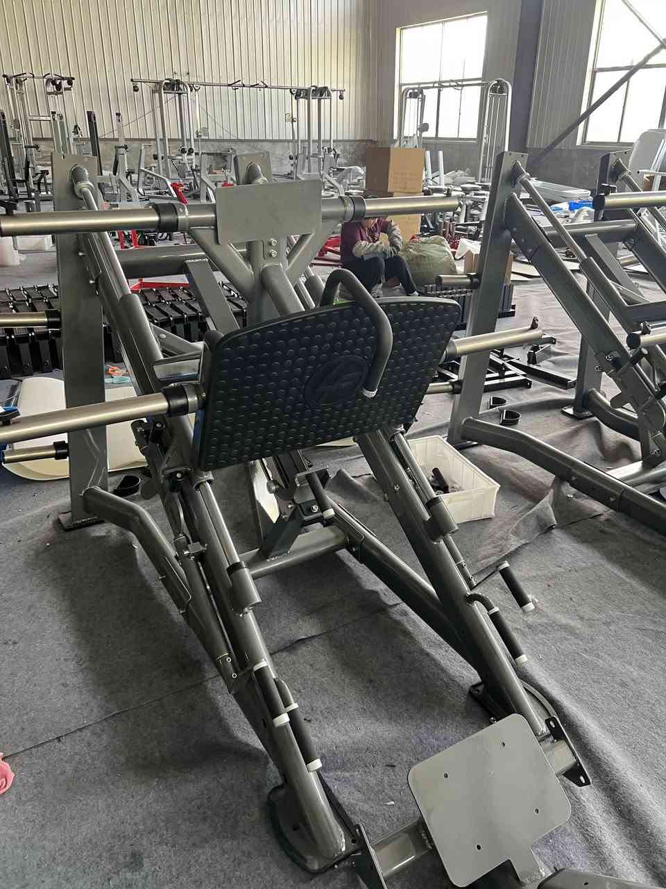 🔥Source Factory---Life Fitness Leg Press🔥
✅Supporting color customization 
Welcome gyms and dealers to inquire
More details pls contact me👇👇 
📱http://wa.me/8617568055179
📮Email: Ashely@futuresdtm.com
#commercialgymequipment #commercialgymequipments #commercialgym #gymequipment #gym #fitnessequipment #fitness #workout #gymlife #bodybuilding #fitnessmotivation #gymlifestyle #precor #hammerstrength #lifefitness #gymequipment #smithmachine #legpress


**إذا كنت صاحب هذا الإعلان وتريد حذفه لأي سبب، رجاءا أرسل رسالة إلى الدعم الفني**