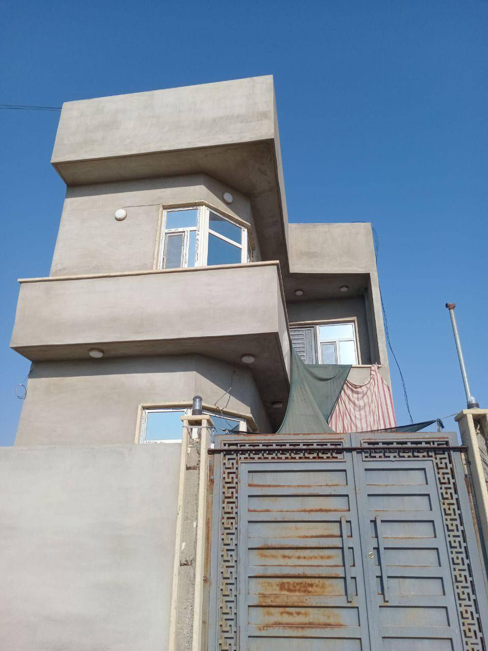 1164/51
150متر 6×25
طابقين بناء 2023
الطابق الارضي استقبال ومطبخ بارد ومطبخ حار وهول وصحيات وغرفة نوم
الطابق الثاني 3 غرف نوم وهول وصحيات 
بيتونة 4×5
الطابق الارضي كامل عدا السقوف الثانوية
الطابق الثاني يحتاج لبخ وارضية وسقوف ويحتوي على شبابيك البيت حي التعليم ارضى المعهد سند طابو الزهور رسمي ***********
