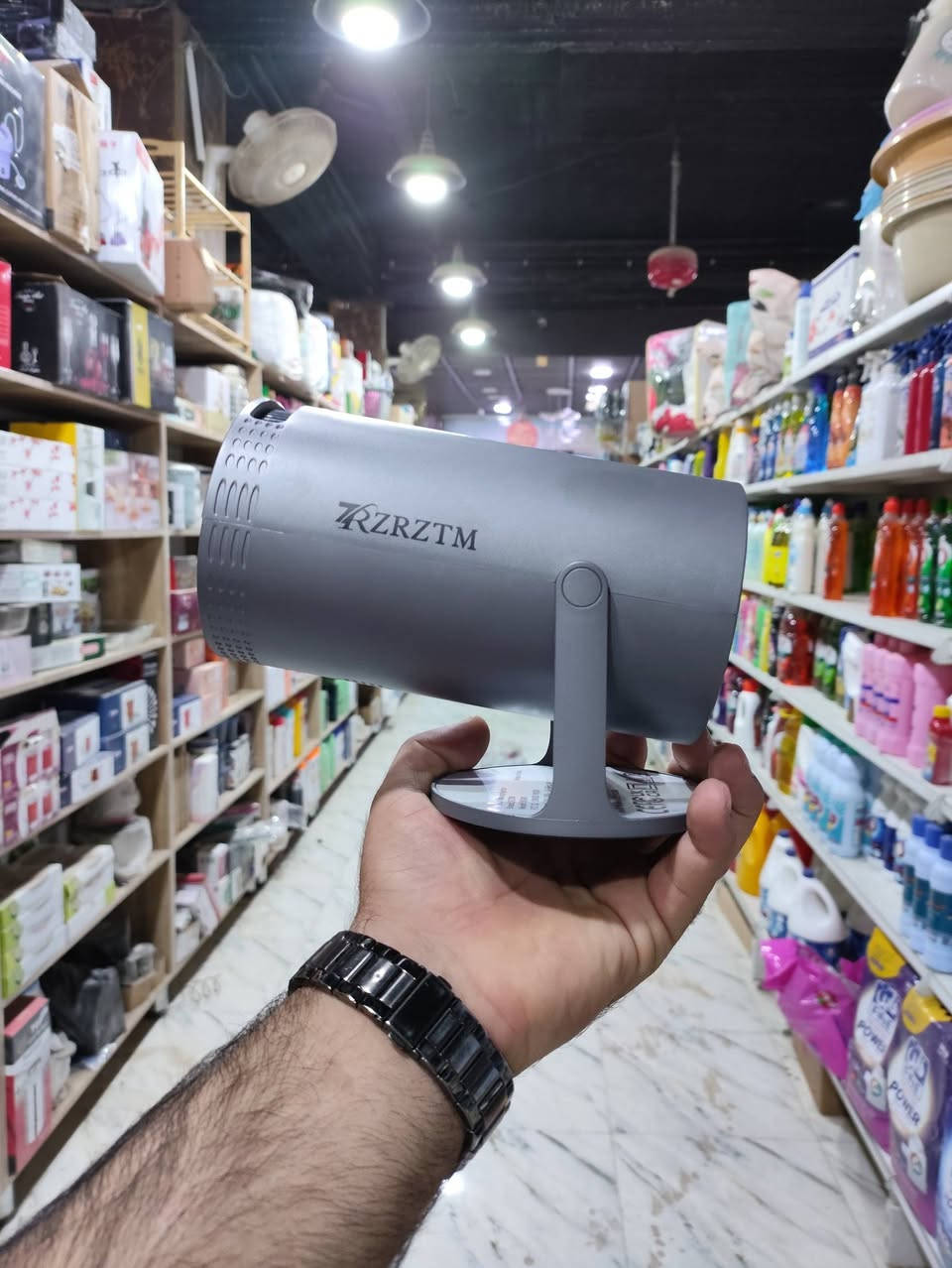 السلام عليكم لبيع الداتا شو جديد غير مستخدم السعر 45وببه مجال بسيط 
🟢  جهاز عرض (Projector) ذكي محمول من العلامة التجارية KZRZTM

🔵يتميز بتصميم يسمح بدوران 270 درجة لضبط زاوية العرض بسهولة على الجدران أو الأسقف.

🔴يدعم الجهاز تقنيات Wi-Fi و Bluetooth، مما يتيح ربطه بالهواتف الذكية والأجهزة الأخرى لتجربة مسرح منزلي.

 🟢المنتج مصمم للعرض بدقة عالية تصل إلى 1080P HD
العنوان الديوانية ام الخيل الثالثة شارع عشرين قرب متوسطة الاشعاع ***********واتساب
