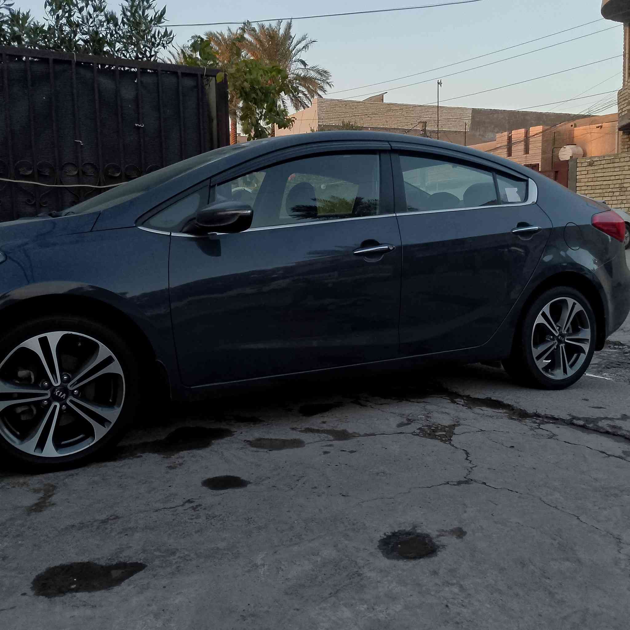السلام عليكم كيا سيراتو ٢٠١٦ فول باستثناء البصمه 
امانه سياره نظيفه مناقصها شي بانزين محسن فقط لامانه 

بيها طخه بسيطه باب الصدر ع وضعها ممبينه 
بدون حادث او صبغ او ضربه 
السعر ١٣٣ وبيها مجال بسيط للطيبين 
مكان سياره بغداد العامريه 
***********
