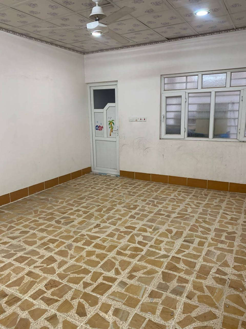 دارللبيع 17تموز الافرع الستة مساحة204م بناء 2013 سند 2026 باسمي
طابقين 8غرف 4 سويتات 
3مناور  بيتونة كبيرة سطح كاشي
الاتصال
***********
الدار فارغ
