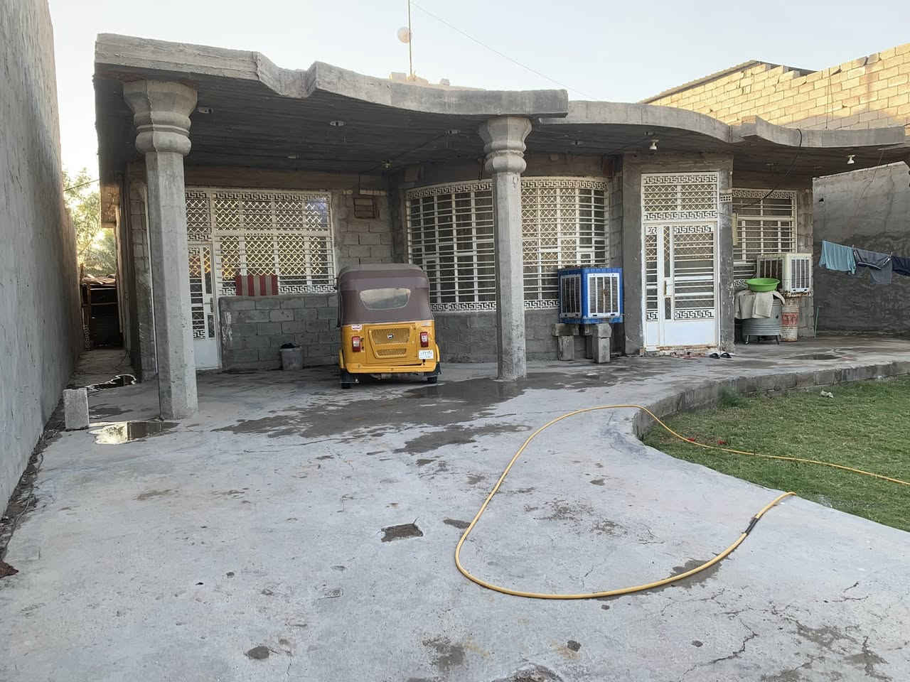 سلام عليكم بيت البيع بهوررجب قرب شركه شواطئ كامل خدمات مساحه 400متر سند 25ماكو يمه أي مشاريع البيت بسمي بي قرار محكمه سعر البيت 125وبي مجال تصل ودالل ***********
