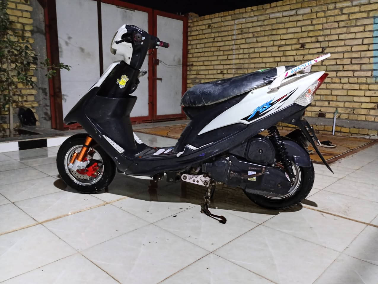 سلام عليكم ماكس للبيع نضيفه شلعتها فول كهربائيات شغاله من الطول للطول. دراجه صار شهر مامشغلينها   صالنصه رياضي  بيها الباتري كاعد وبيها جرخه بل هندر قليله بل مشي السريع تبين  + الجنطه قفلها خربان. سعر خاص.   وشراي بي خير ويدلل.   *********** سوق الشيوخ
