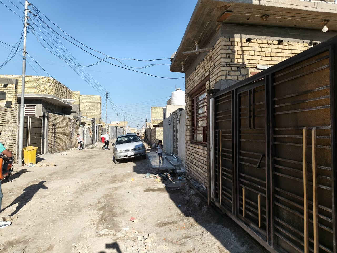 أهلا وسهلا بكم في مجموعة الامل للعقار 
دار زراعي للبيع في منطقة الصخيين جامعة ذي قار
عالحولي يبعد عن الحولي ٢٠٠م
بجهة المدارس يبعد عن المدرسة ١٠٠م
مساحته ١٥٠م 
التفاصيل أساس صب بناء طابوق السقف صب 
يتكون من غرفتين وصاله ومطبخ وستقبال مع صحيات خارجيه وداخليه البيت جاهز والسعر مناسب جداً  63 ملبون
للاستفسار اكثر اتصل🗣📲📞
***********
