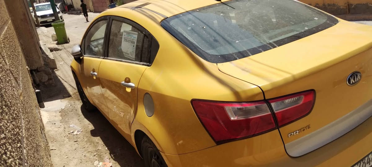 🚗 كيا ريو للبيع (جاهزة للعمل والتشغيل) 🚗
​السلام عليكم إخواني.. سيارة كيا ريو (تكسي صفراء) ما شاء الله بحالة ممتازة
​📌 المواصفات والتفاصيل:
​نوع السيارة: كيا ريو (Kia Rio).
​اللون: أصفر (تكسي) مع مرايات بلون مميز.
​المحرك: (اكتب حجم المحرك مثلاً 1.6) اقتصادي جداً بيها ECO بنزين ومثالي للشغل اليومي.
​الكير: ( أوتوماتيك و عادي).
​التبريد: ثلج ما شاء الله وجاهز للصيف.
​الوضعية العامة: السيارة نظيفة، ملصق الشركة والبيانات الأصلي موجود على الجامة (مثل ما موضح بصورة الملصق)
​
​💰 السعر:
​السعر المطلوب: 8,000 دولار (80 ورقة) وبيه مجال بسيط جداً للشراي الجاد بعد المعاينة. بغداد, العراق


**إذا كنت صاحب هذا الإعلان وتريد حذفه لأي سبب، رجاءا أرسل رسالة إلى الدعم الفني**
