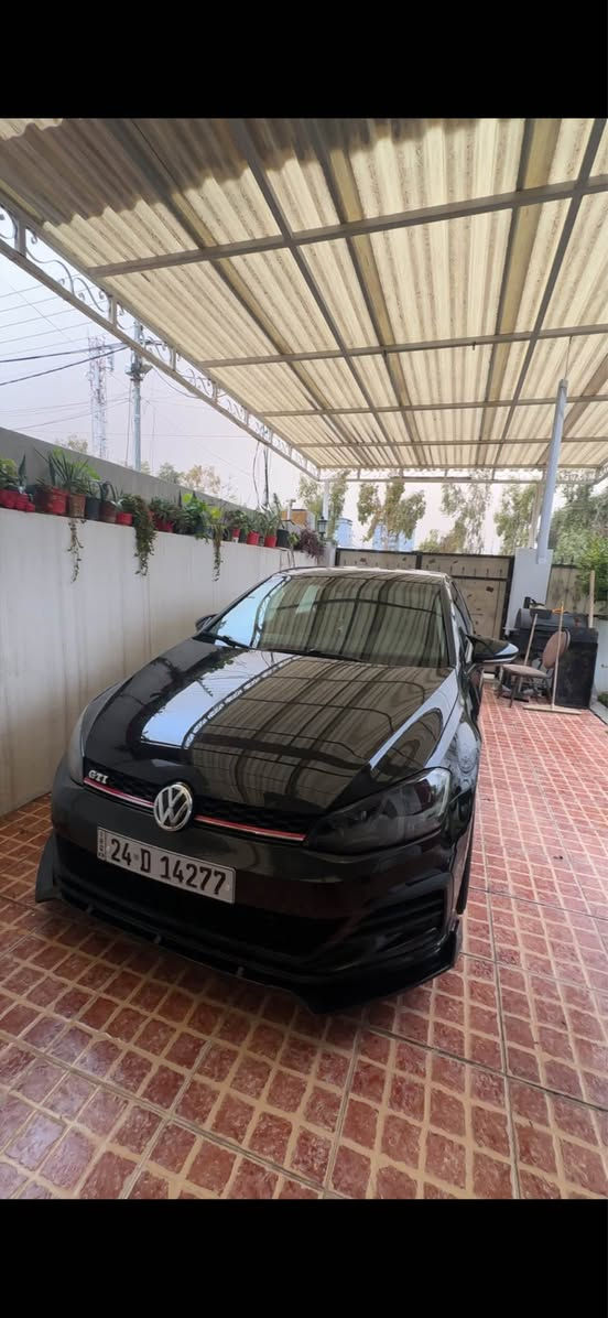 يا الله السلام وعليكم 
Volkswagen. GOLF 2017 اصل TSI.mk7.  عليها كت كامل GTI
***********  ***********
سيارة عائلية رياضية عملية وسرعة نفس الوقت 
سيارة ماشية 158km. حقيقي
موديل 2017 
حادثها من امريكة تاير فقط داخلا عل عراق كلين 
بيها جاملغ وربع بنيد صبغ 
+ملاحضات بسيطة بارد 
ايرباك سليم 100‎%‎ 
شاصي دواخل بشرط 
كير محرك حدادية تبريد بشرط 100‎%‎ 
السيارة مصروف عليها هواي
بيها دام بايب 
منضومة احتراق جديدة.  من قاعدة فيت بم و. بلكات ونوزلات جديد
حدادية صدر امامي وخلفي جديد 
عليها ل ايتات +دعامية امامي +بك لايت gti
+لحية امامية +دفيوزر خلفي +كزوز دبل 
ويل 17 
السيارة رقم دهوك ب اسمي تريد تحويل تريد وكالة 
وبيها مجال للطيبين❤️ أربيل, العراق
