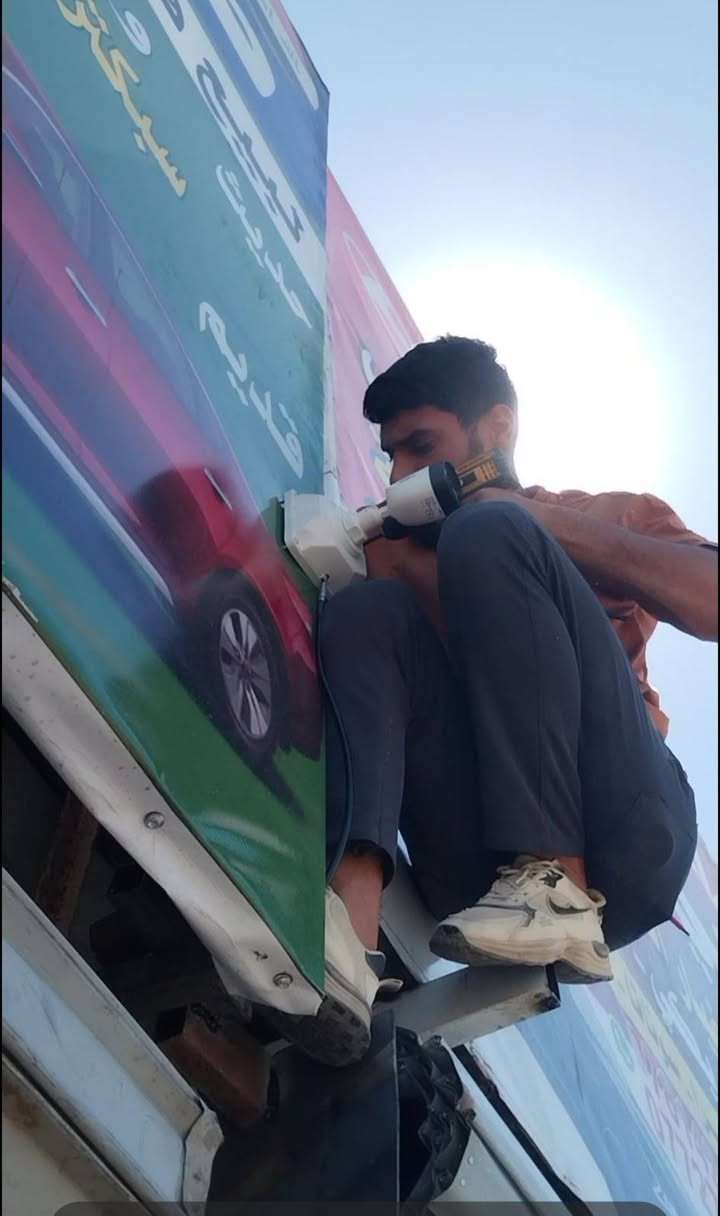 عملنا في بابل /الحله/حي الصناعي
على بركة الله تعالى تم تأمين محل بكامرتين مراقبه من ماركة دهوا اصلي
بوكسات حمايه
محوله ذات فولتيه منضمه
فيش + كيبل دبل جاكه نحاس
رام تسجيل WD  ١٥ يوم
عمل وفنش درجه اوله كما موضح بالصوره
ربط على الهاتف
كامرات ملون ليلي نهاري
للتنصيب او لصيانة الكامرات الاتصال على الرقم *********** او مراسله الصفحة عين الأمان كاميرات المراقبة
