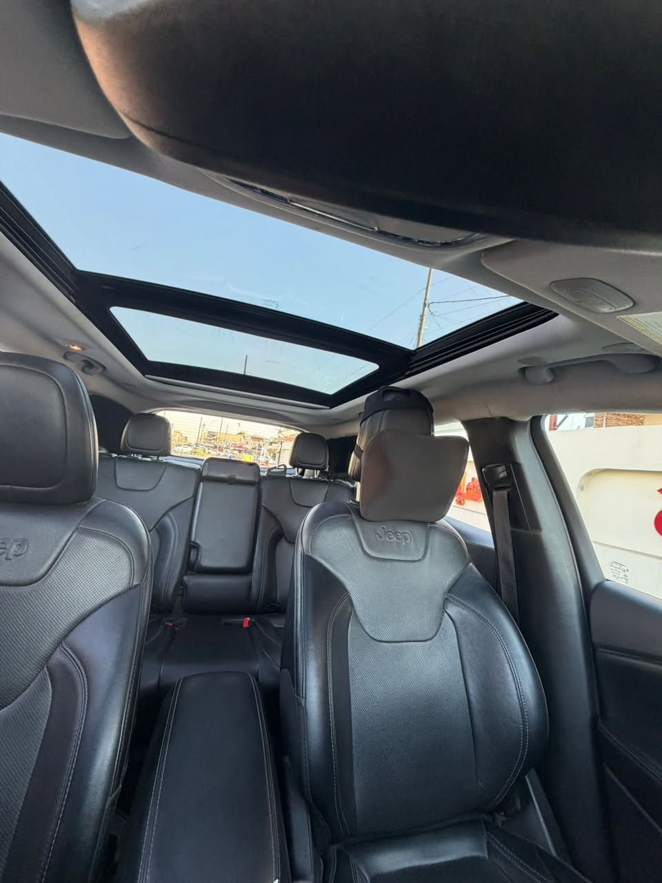 🚗 JEEP CHEROKEE 2022 LATITUDE LUX
🔹 محرك 2.0 Turbo قوي واقتصادي
🔹 نظام دفع رباعي 4x4
🔹 الممشى: 75,000 كم

✨ المواصفات الكاملة:
 • لايتات LED أمامي وخلفي
 • تشغيل عن بعد
 • إشارات بالمرايات
 • رادار أمامي + جانبي + خلفي
 • مانع اصطدام + مانع انزلاق
 • تحديد مسار (Lane Assist)
 • مثبت سرعة
 • تحكم بالستيرن من الجهتين
 • Auto Start / Stop
 • Apple CarPlay
 • تبريد أمامي وخلفي (منطقتين)
 • داخلية جلد فاخرة
 • بانوراما قطعتين بطول السيارة
 • كامرة خلفية تتحرك ويا الستيرن
 • بصمة أبواب أمامية
 • مقاعد كهرباء أمامية
 • تدفئة مقاعد + تدفئة ستيرن

🛠️ ملاحظات مهمة:
 • السيارة مستوردة من قبلي
 • حادثها كان سطحي بأمريكا فقط
 • تم التصليح بدبي باحتراف
 • ما بيها أي نقص نهائياً
 • تخم تايرات جديد مبدل
رقم الشاصي : 1C4PJMMN7ND534573
السعر 168
للتواصل ***********
السيارة موجودة ببغداد
