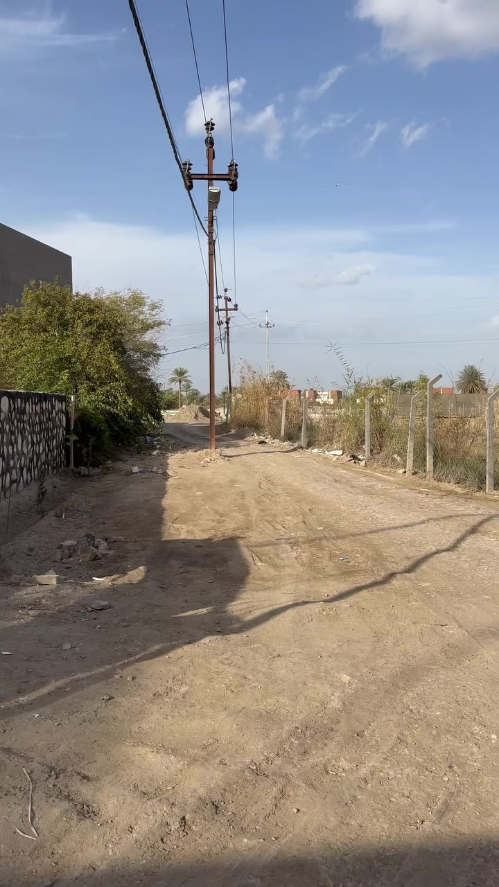 دار للبيع بابل زوير الغربي يبعد  عن جسر  بته 1 كيلو وعن شارع رئسي 50 متر يحتوي على 3 غرف نوم وصاله ومطبخ حار وبارد وكلدورطول 10 متر وصحيات عدد 2  مساحه كليه 200 متر طابو زراعي سند 25 باسمي سعر 280 مليون قابل للتفاوض  ***********
